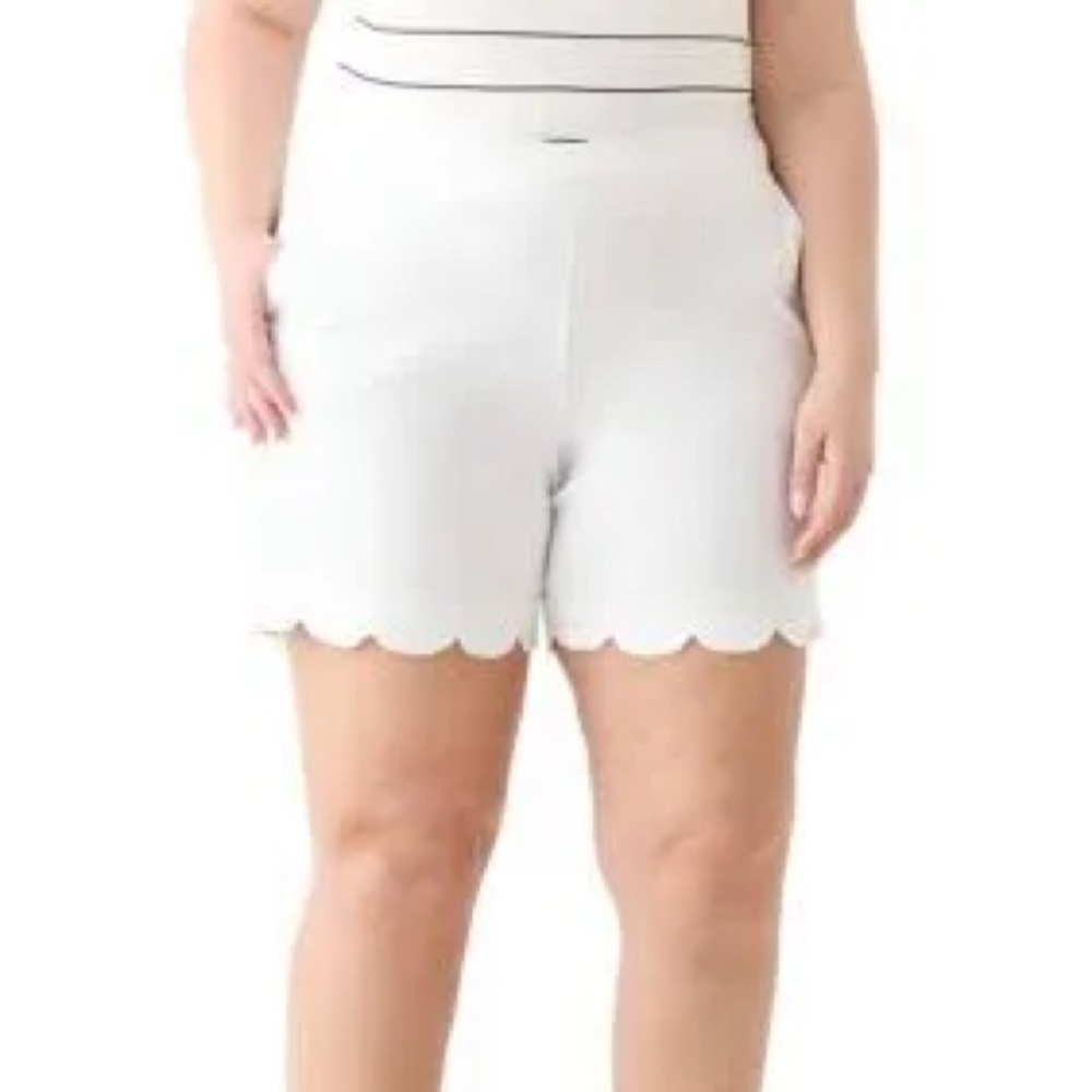 Crown & Ivy Women's White Scalloped Hem Shorts